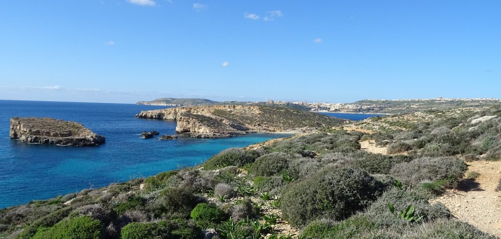 Le blue Lagon situé près de Comino, à Malte offre des paysages paradisiaques