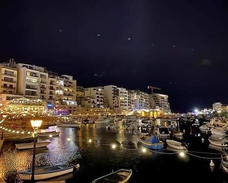 Ambiance et restaurants à Spinola bay le soir