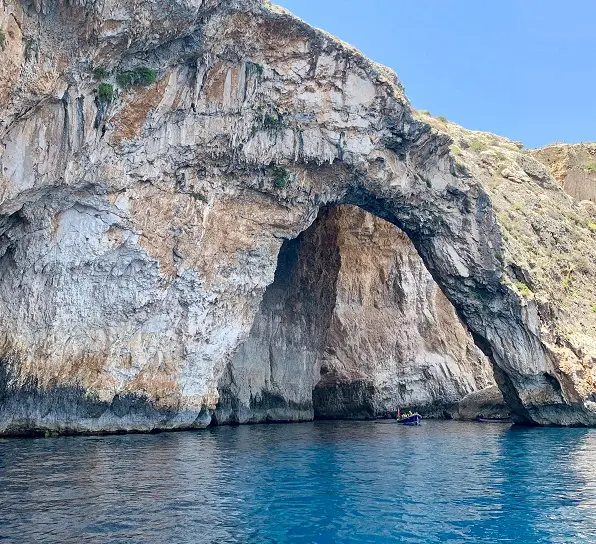 Vue de la grotte bleu prise lors d'une excursion touristique (Blue Grotto)