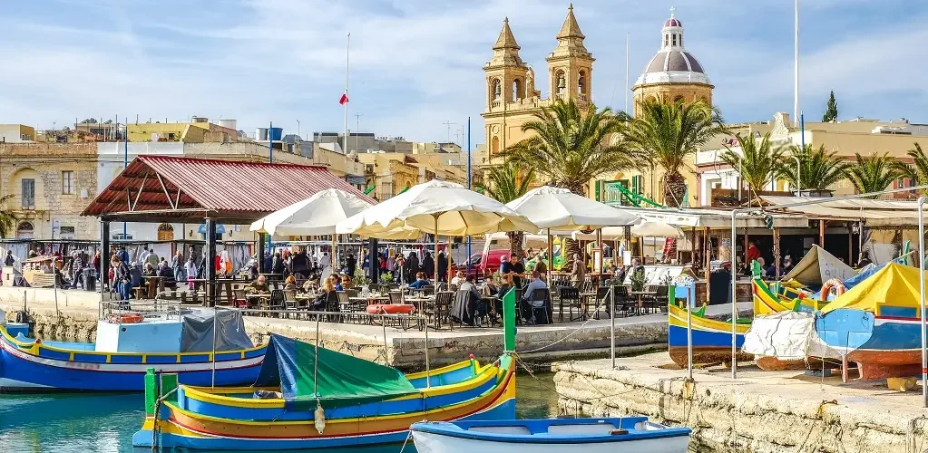 Vue d'ensemble du village de Marsaxlokk et de l'église Notre-Dame de Pompéi